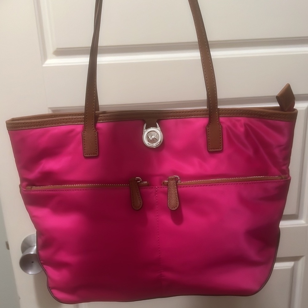 MICHAEL KORS Kempton MD Pocket Tote - Picture 8 of 12